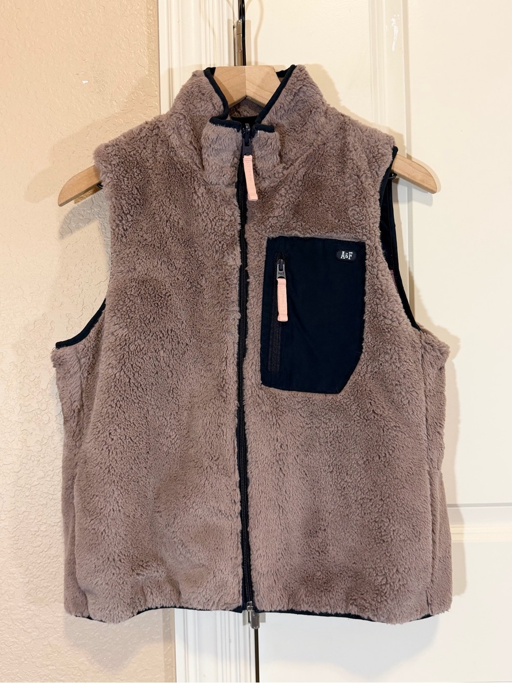 Abercrombie & Fitch dusty mauve and black reversible fleece vest